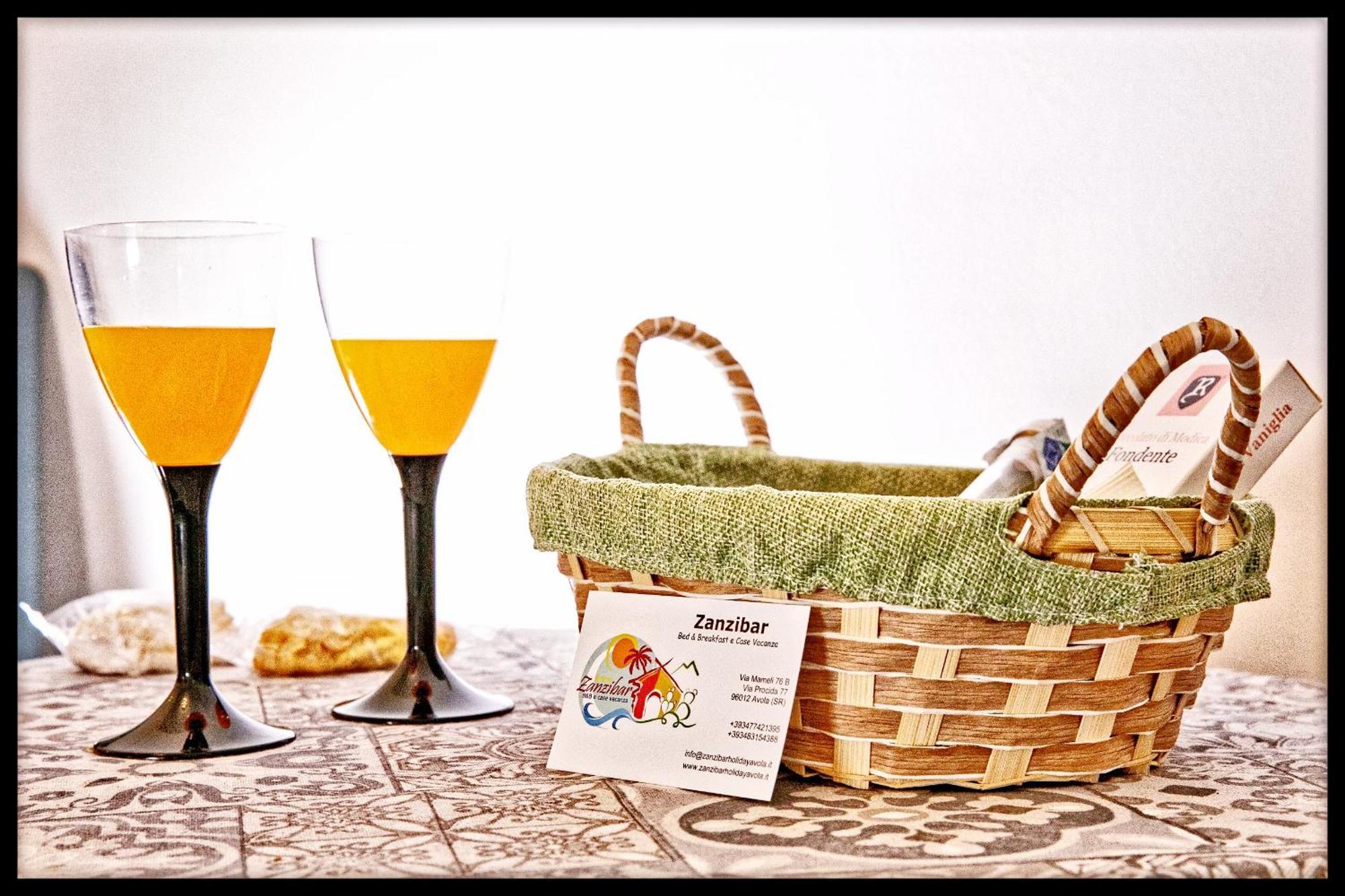 Zanzi 'S Charming Rooms อาโวลา ภายนอก รูปภาพ